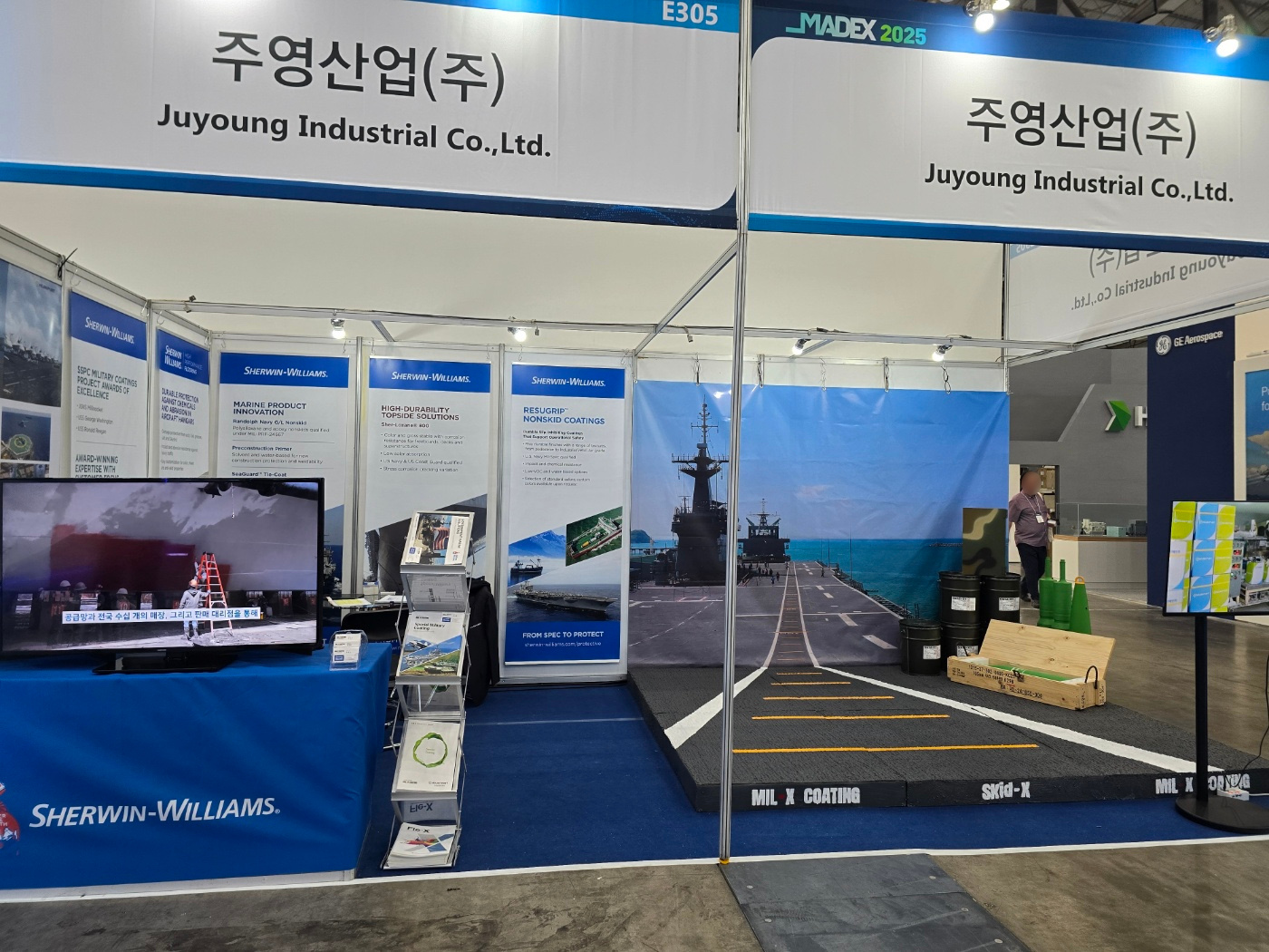 MADEX 2025에 참가한 MIL-X COATING 부스를 촬영한 사진